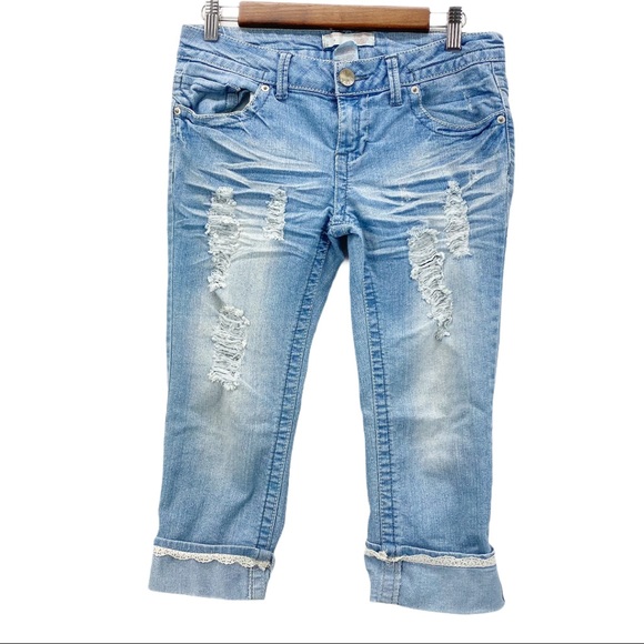 No Boundaries Distressed Low Rise Light Wash Capri